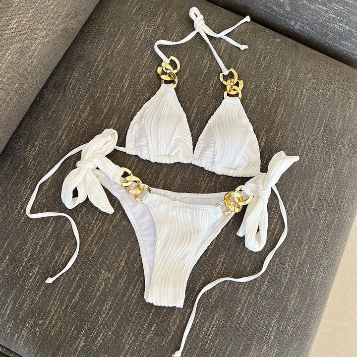 Bikini due pezzi con catene dorate decorative e struttura plissettata