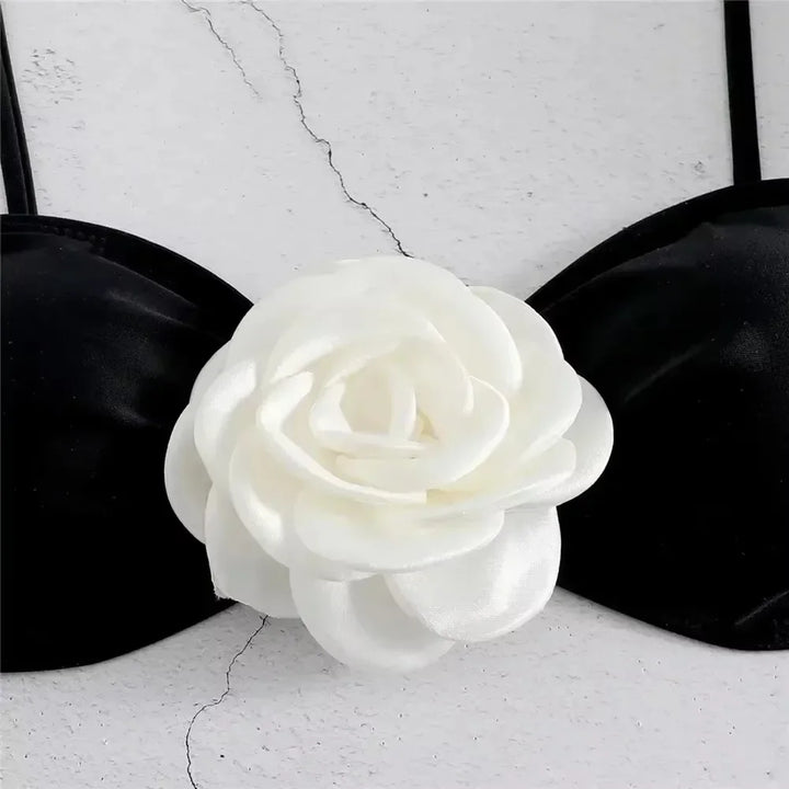Bikini con fiore decorativo