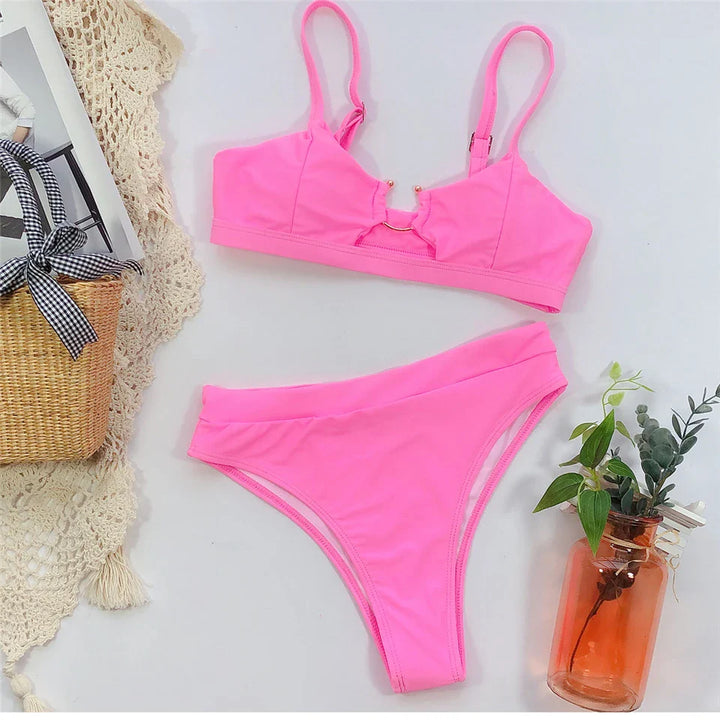 Bikini 2 pezzi con scollature trendy