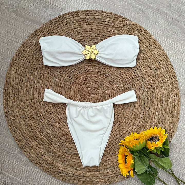 Bikini 2 pezzi bandeau con fiore decorativo e slip con arricciatura