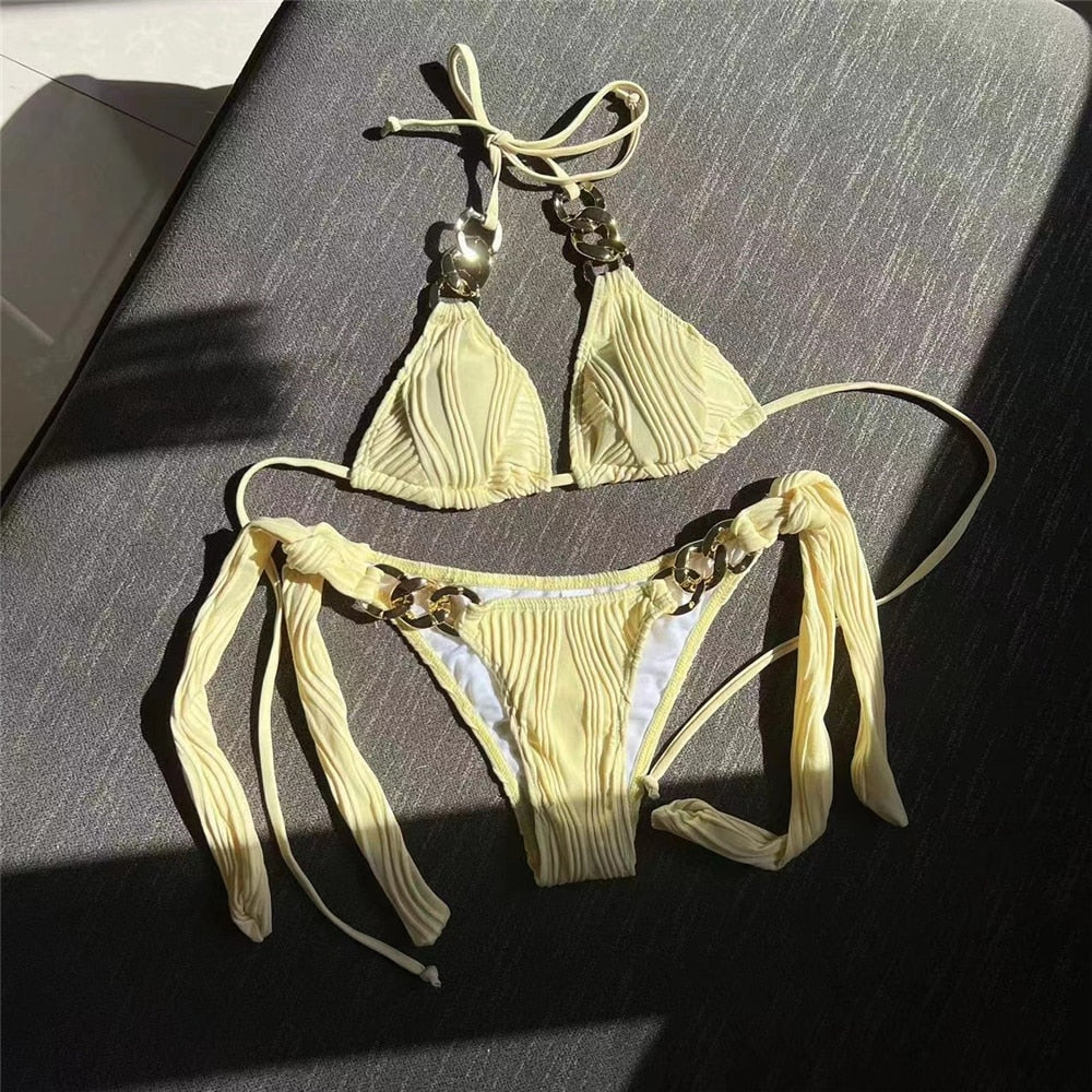 Bikini due pezzi con catene dorate decorative e struttura plissettata