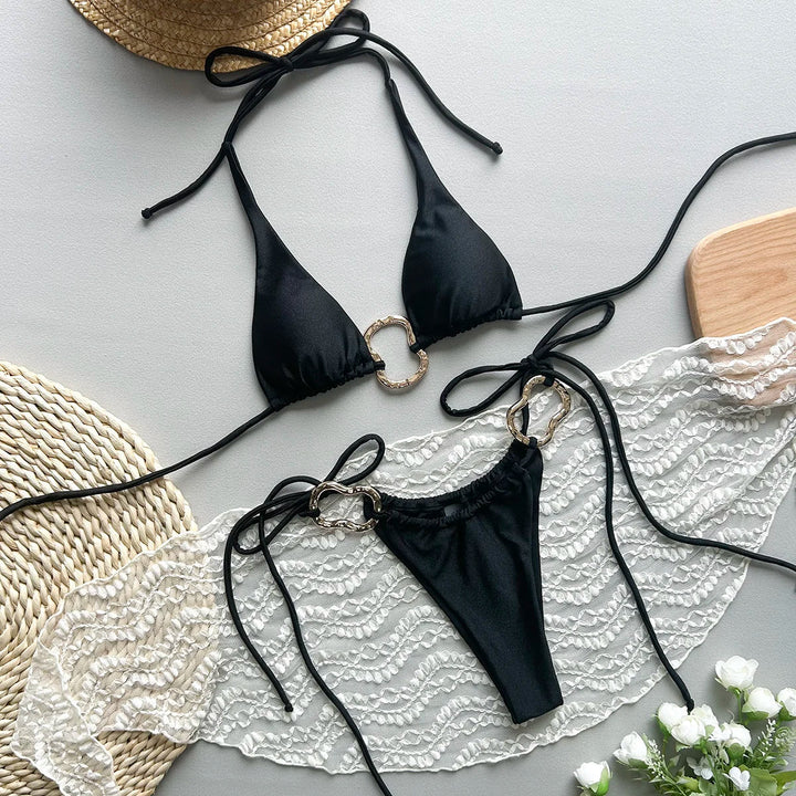 Costume da bagno con fermagli decorativi