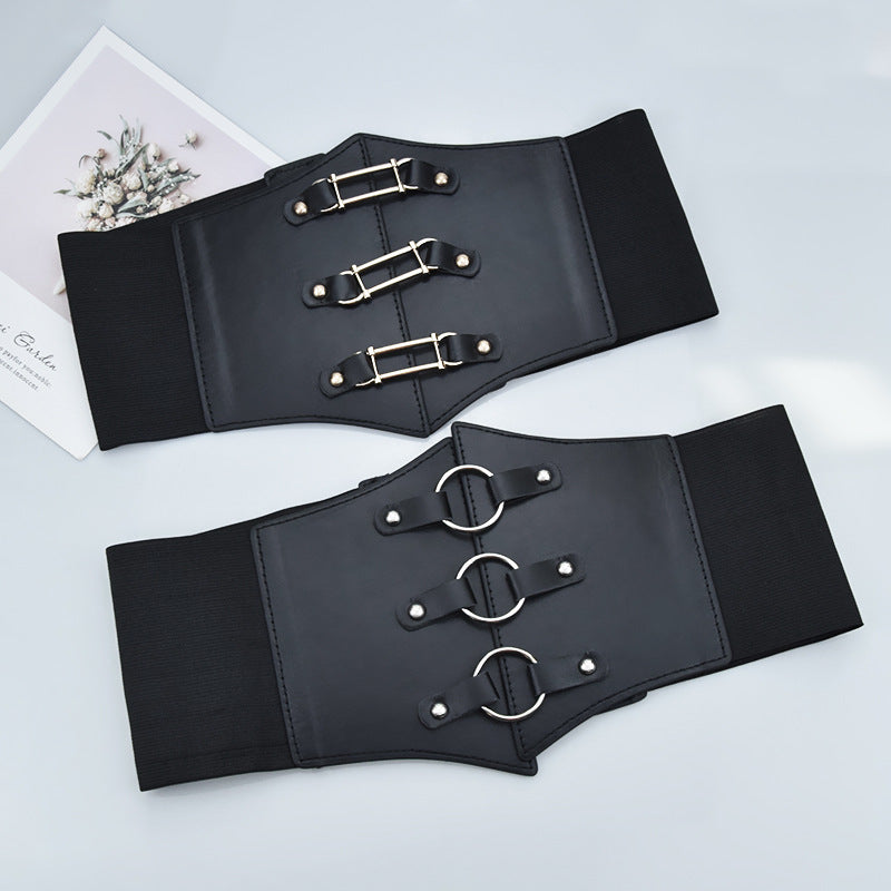 Corsetto ampio con chiusura decorativa