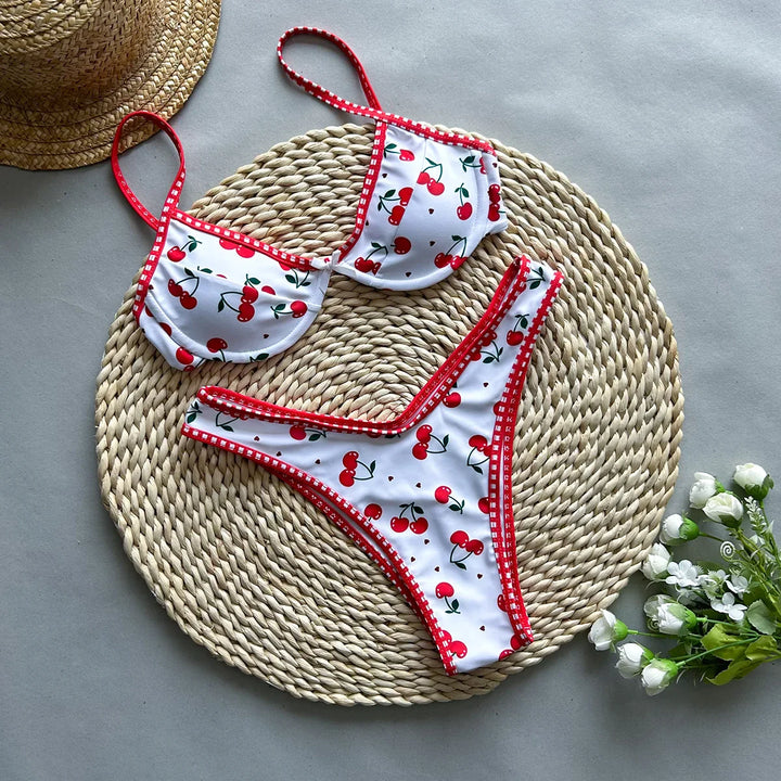 Bikini brasiliano con ciliegia