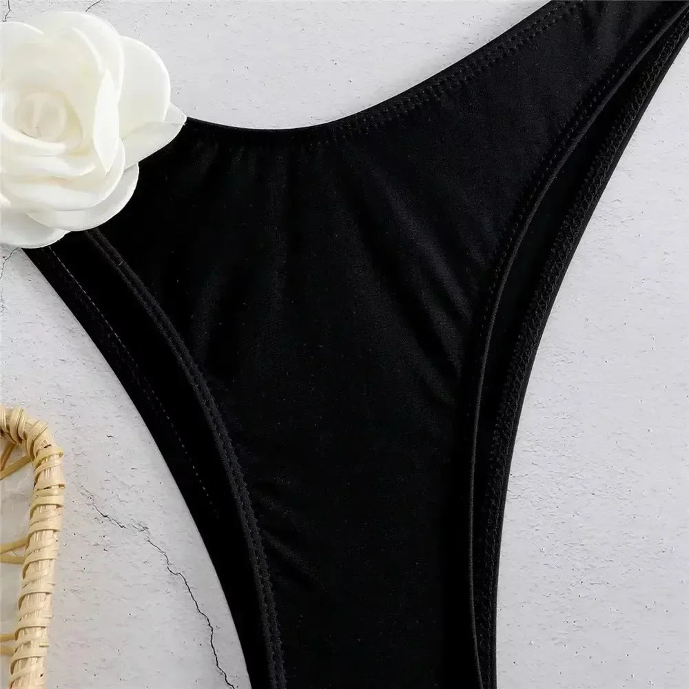 Bikini con fiore decorativo