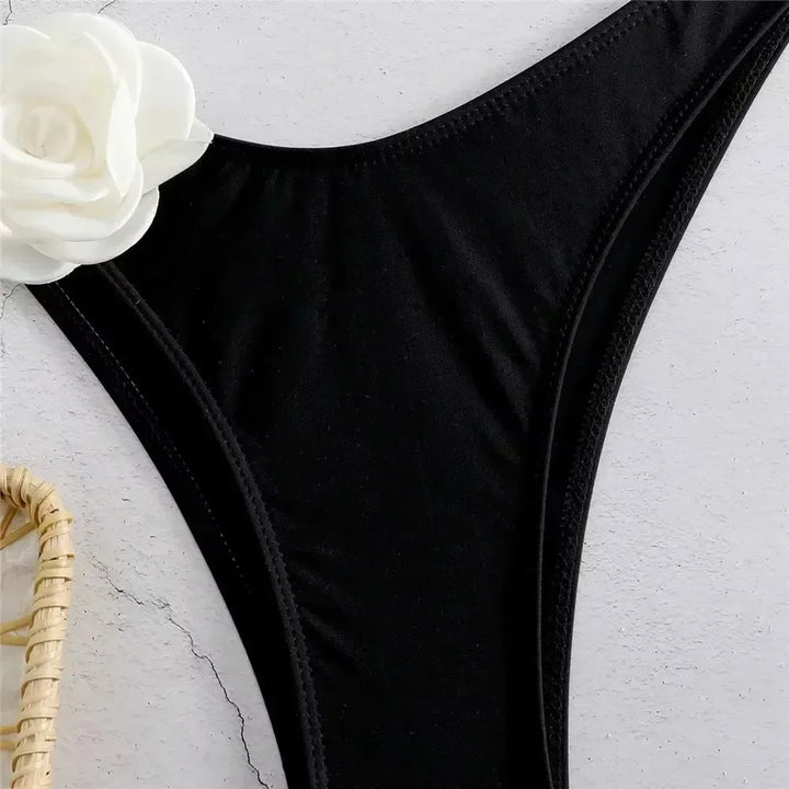 Bikini con fiore decorativo
