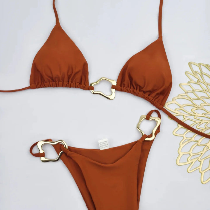Costume da bagno 2 pezzi con coppe triangolari e fibbie oro