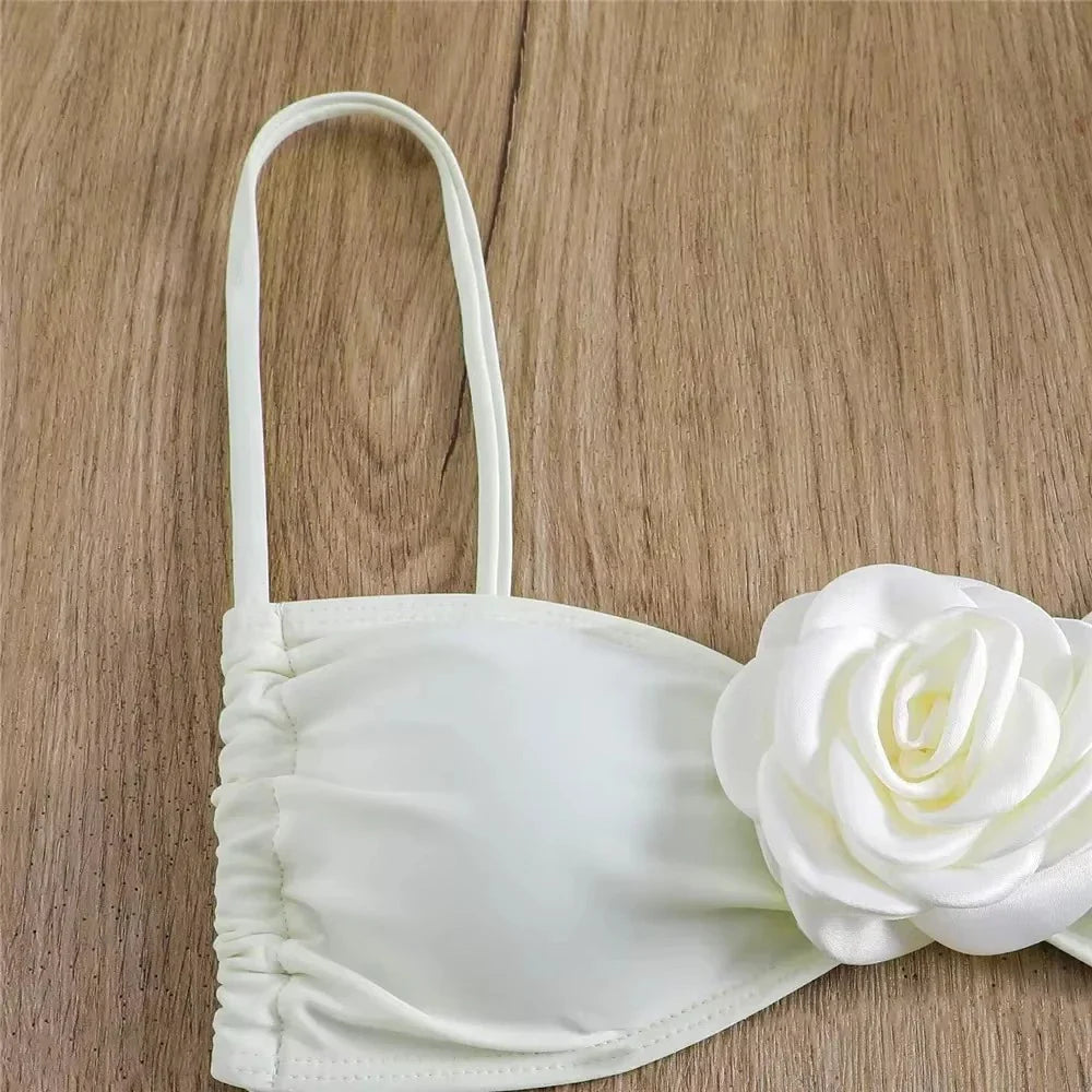 Bikini con fiore decorativo