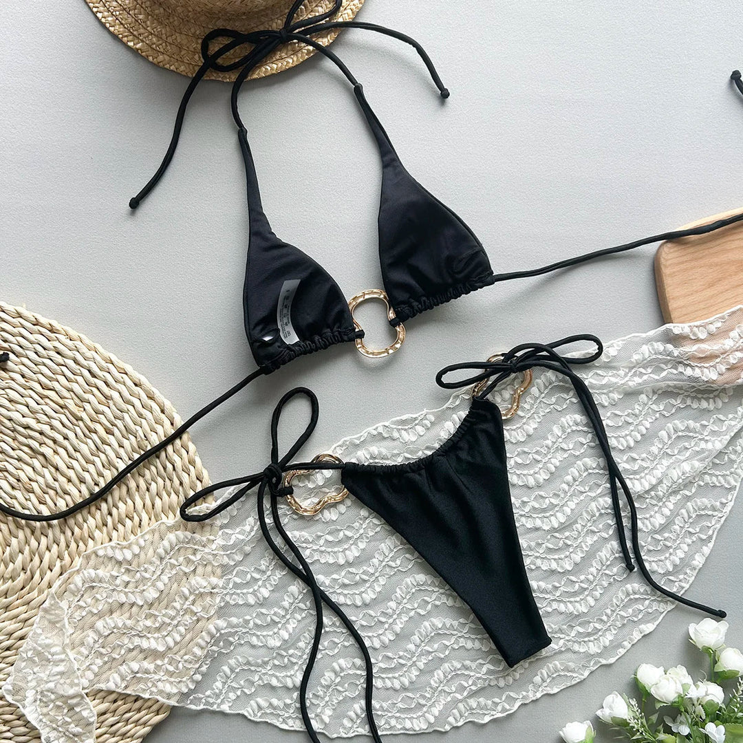 Costume da bagno con fermagli decorativi