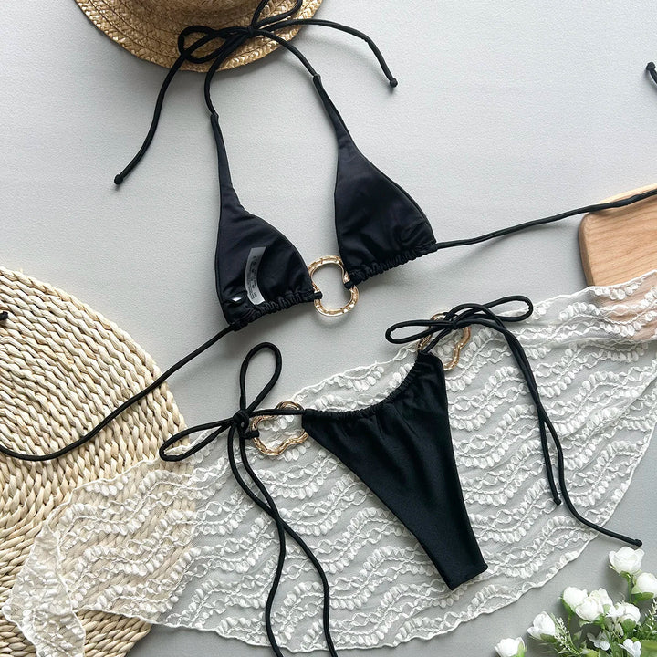 Costume da bagno con fermagli decorativi