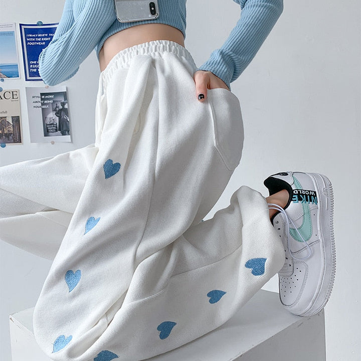 Pantaloni tuta comodi con cuoricini