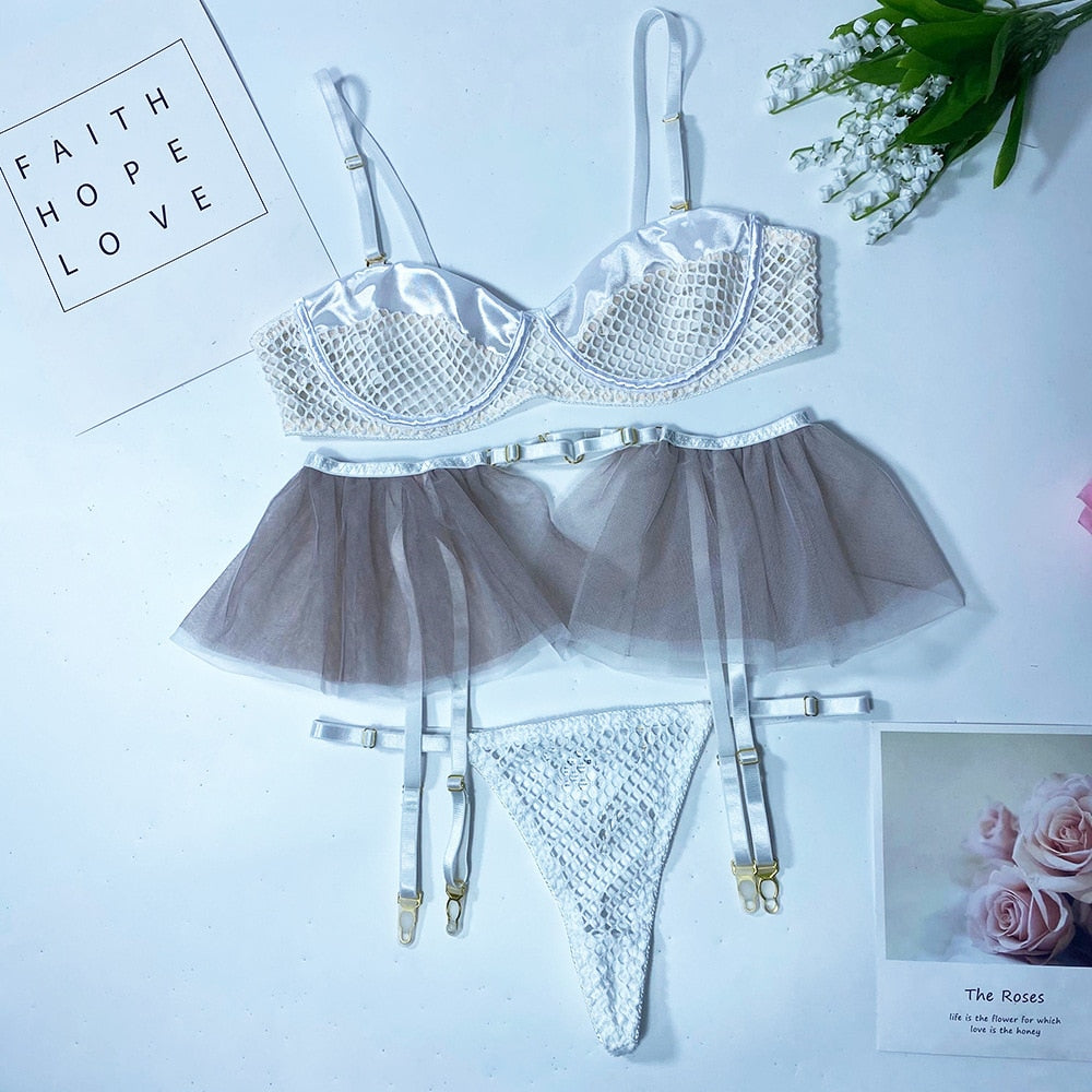 Completo intimo a rete in 3 pezzi con delicato motivo floreale