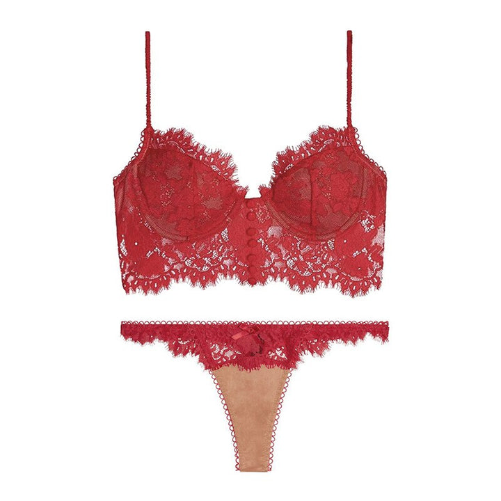 Un set di biancheria intima di pizzo con un top a corsetto
