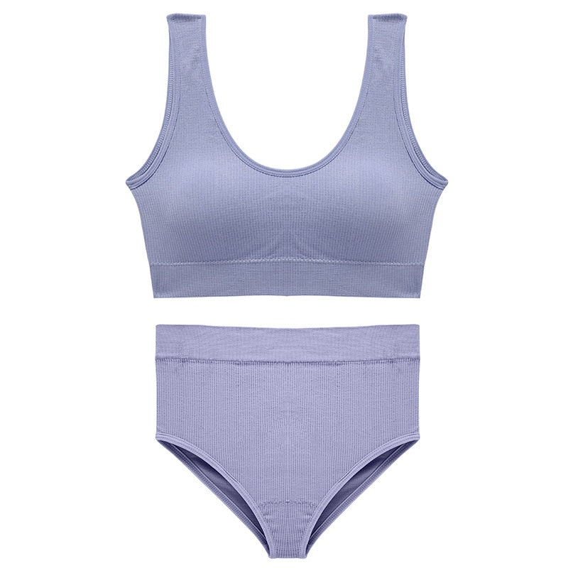 Un completo sportivo con spalline larghe