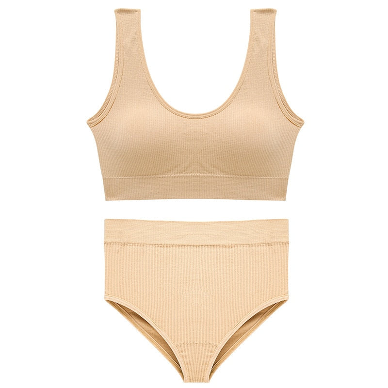 Un completo sportivo con spalline larghe