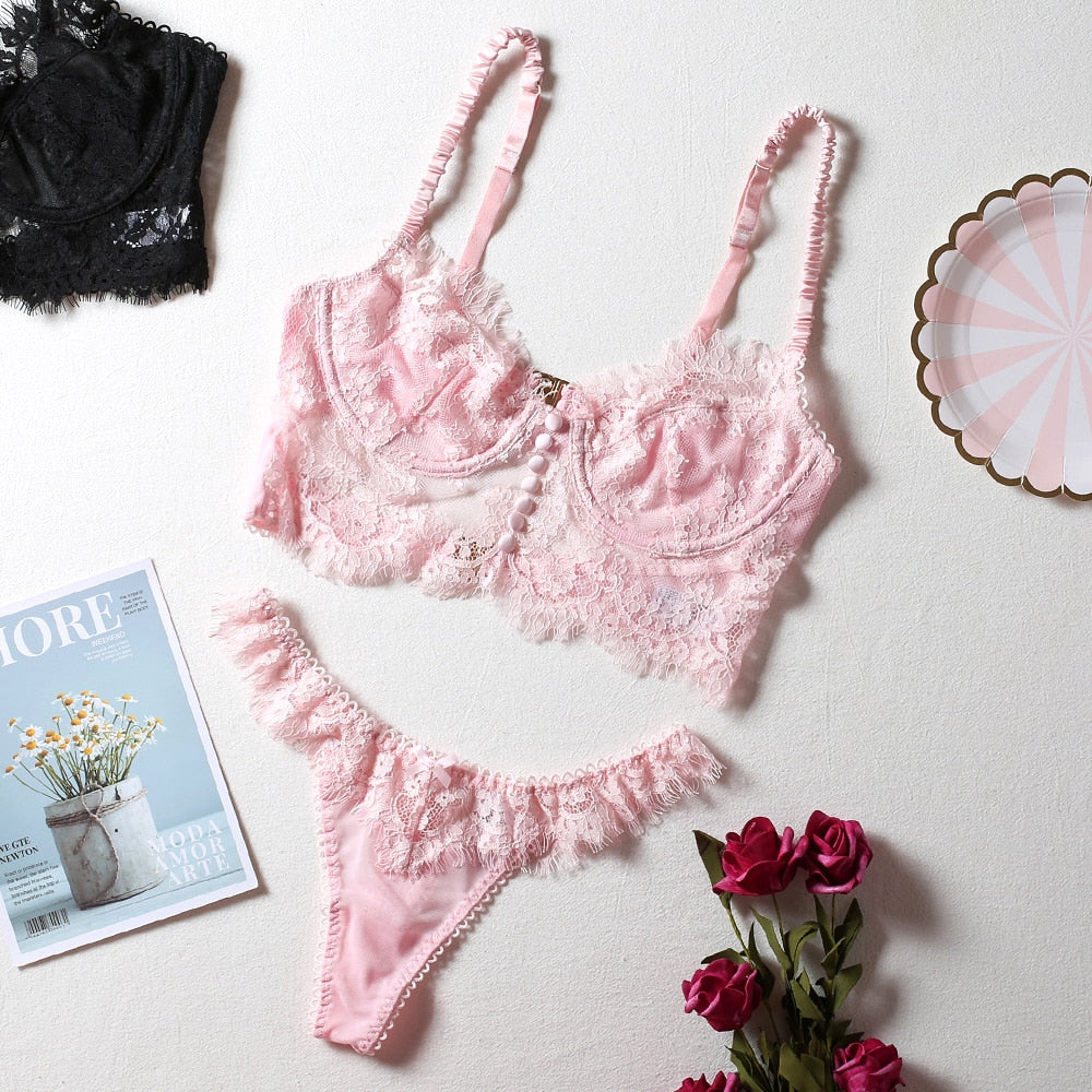 Un set di biancheria intima di pizzo con un top a corsetto