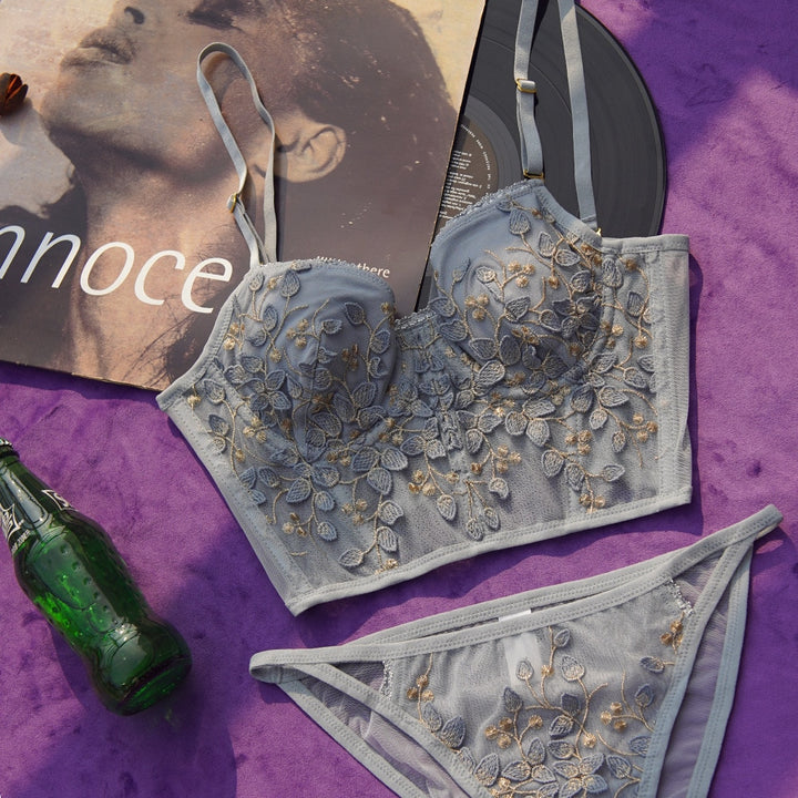 Un completo di biancheria intima con ricamo
