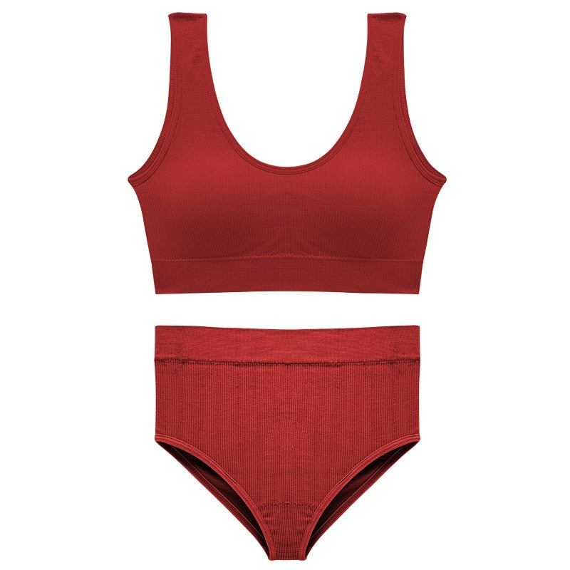 Un completo sportivo con spalline larghe