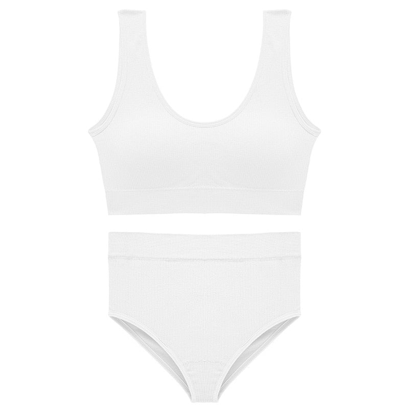 Un completo sportivo con spalline larghe