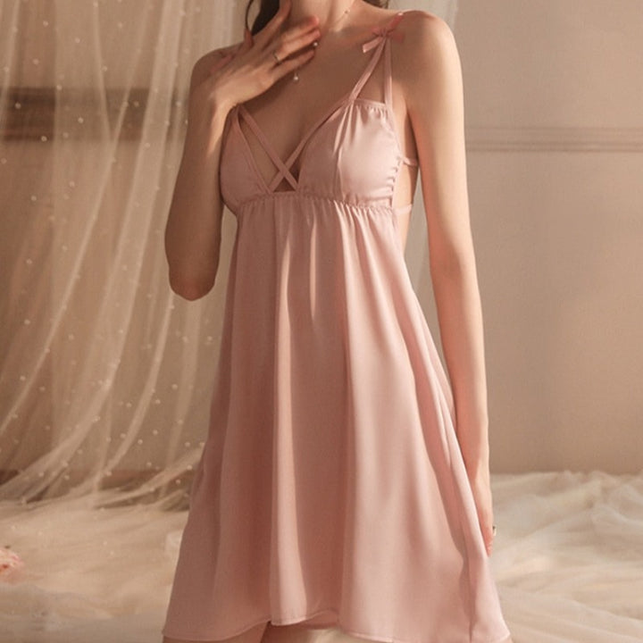 Camicia da notte con righe decorative sullo scollo