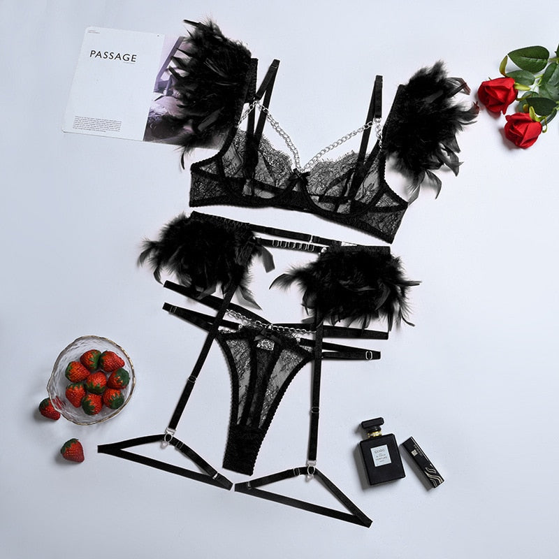 Sensuale set di lingerie in pizzo in 3 pezzi con piume decorative