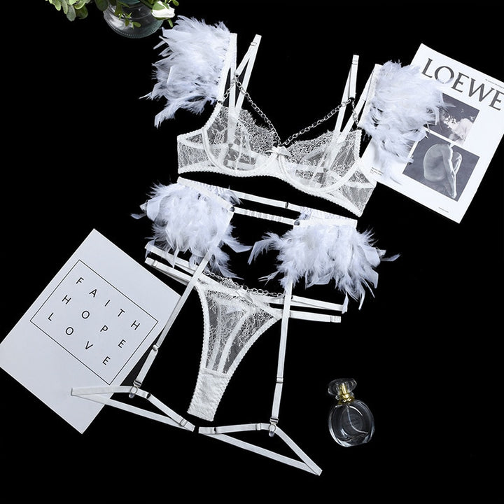 Sensuale set di lingerie in pizzo in 3 pezzi con piume decorative